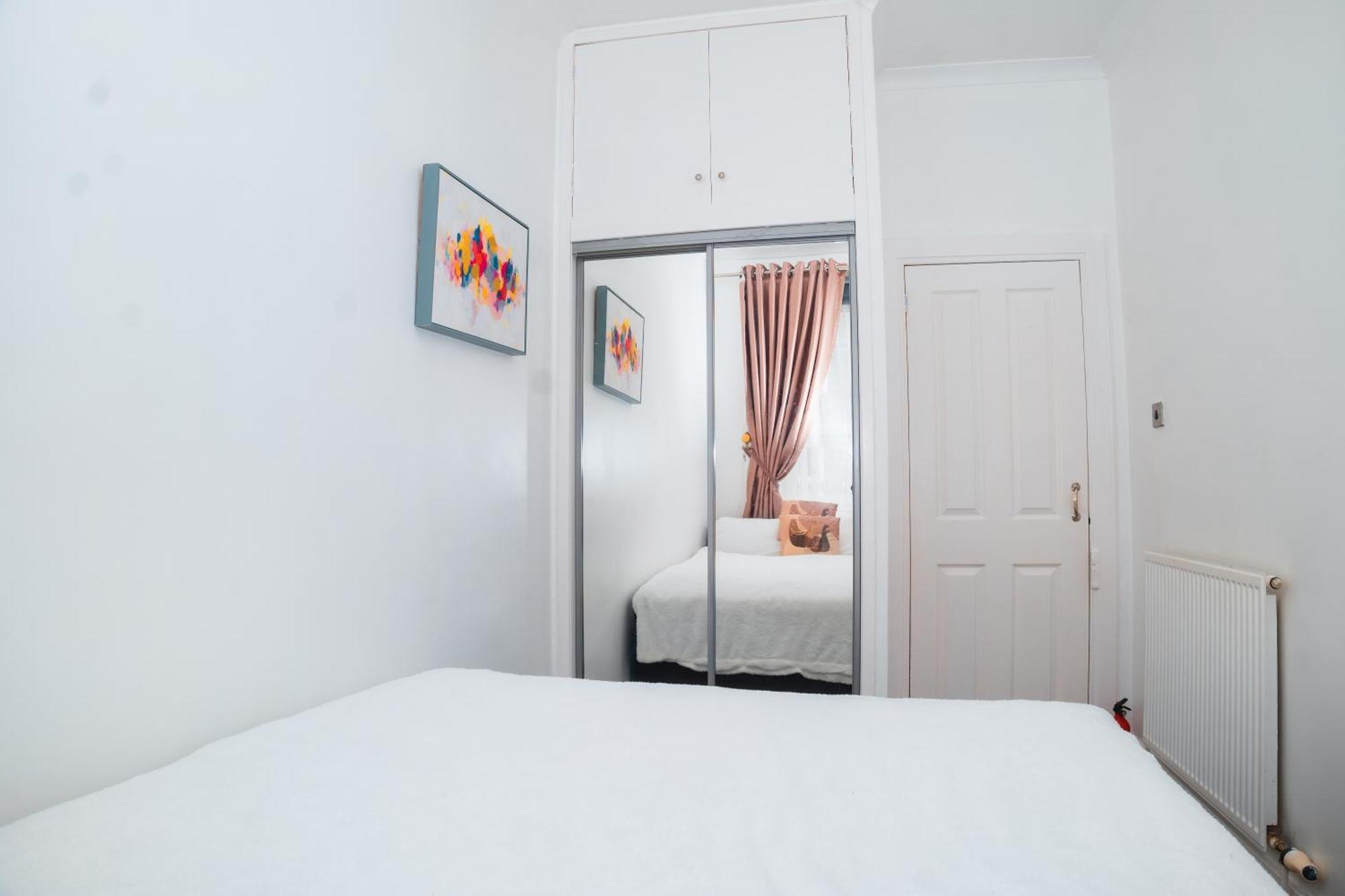 Apartment Centre Flat: 2-bedroom With Parking