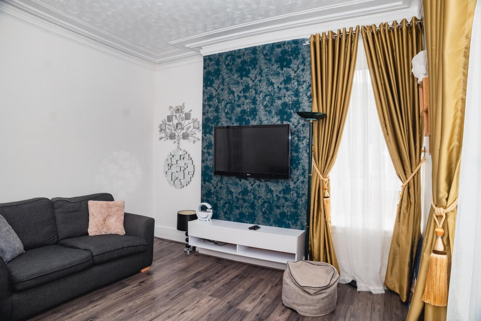 Centre Flat: 2-bedroom With Parking
