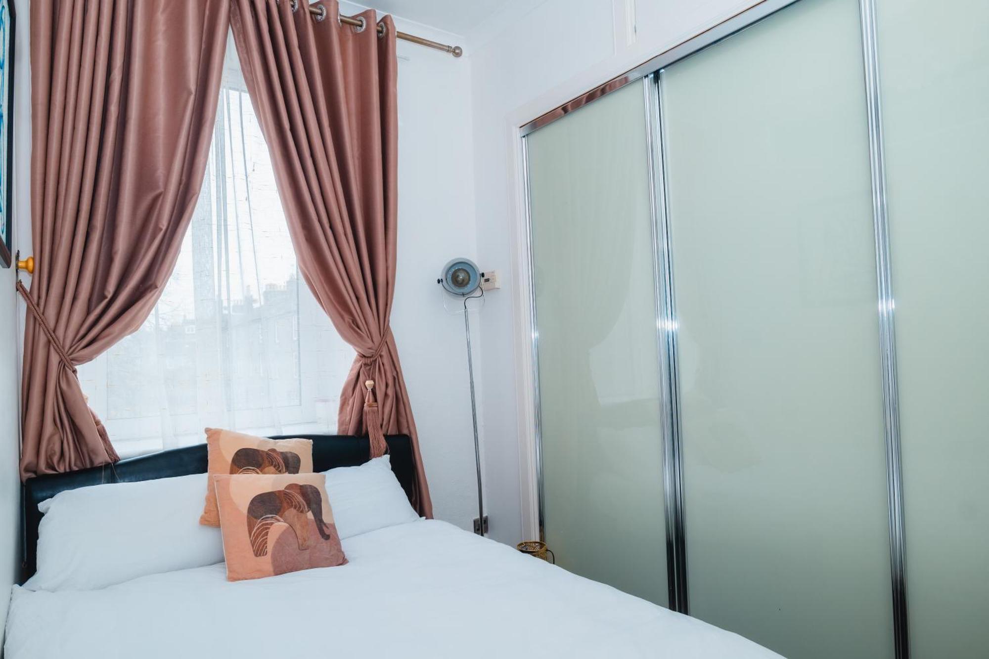 Centre Flat: 2-bedroom With Parking Apartment