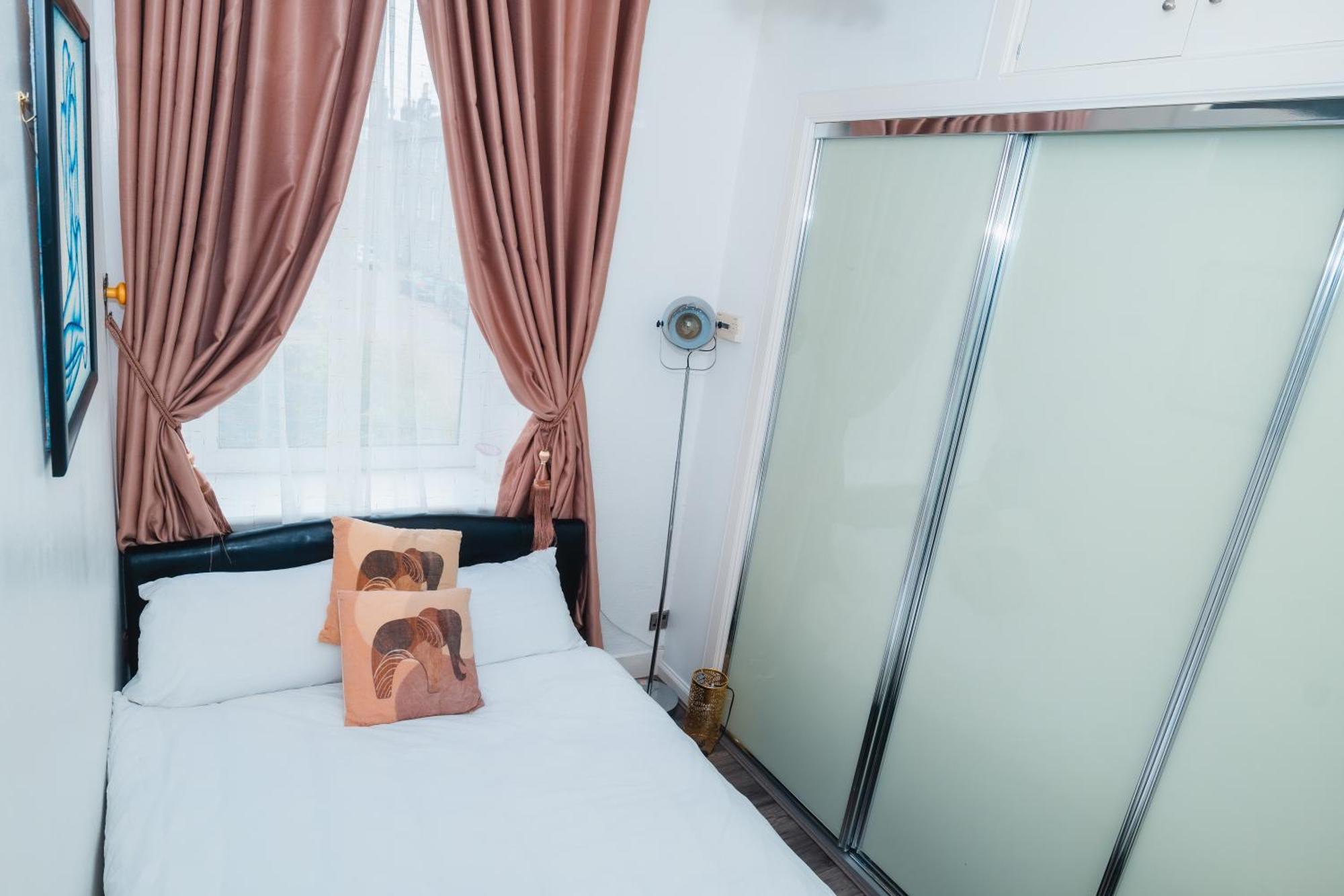 Centre Flat: 2-bedroom With Parking Apartment *